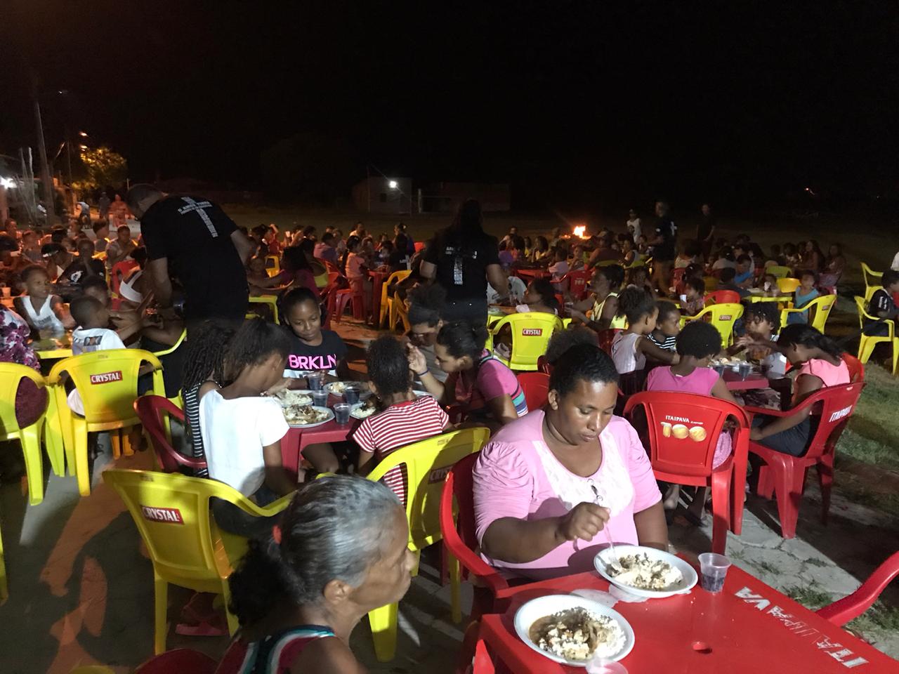 Moradores do São Benedito participam de grande Ceia de Natal.