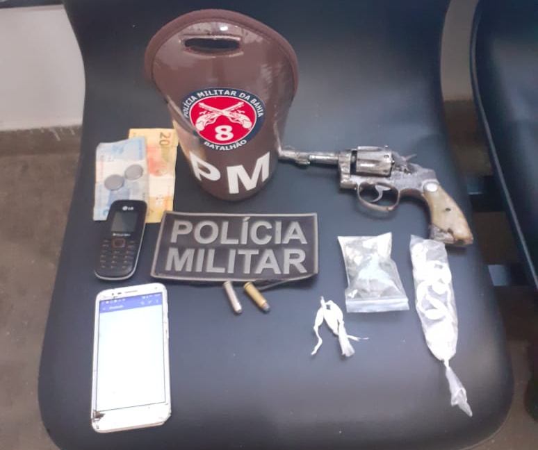 Polícia Militar prende trio de criminosos portando arma e drogas em Belmonte.