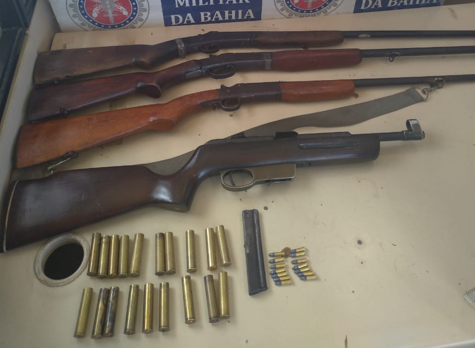 PM apreende armas usadas por bandidos para cometer crimes em Santa Cruz Cabrália.