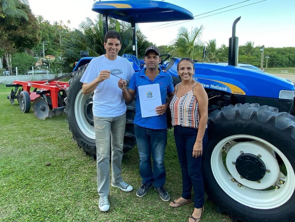 Deputado Claudio Cajado entrega trator para Associação Rural em Mogiquiçaba.