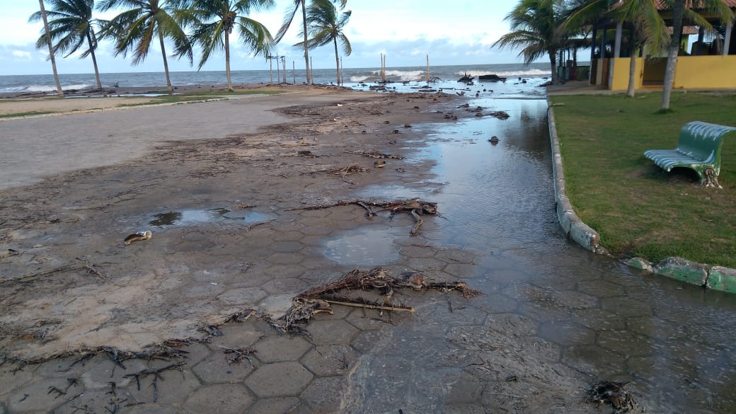 Força da maré volta a castigar a Praia do Mar Moreno em Belmonte.