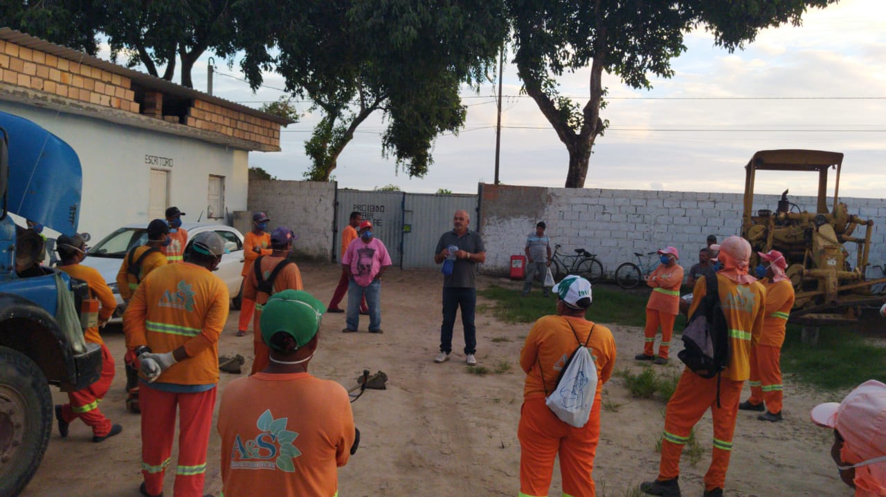 Prefeitura de Belmonte distribui equipamentos de proteção para os servidores da limpeza.