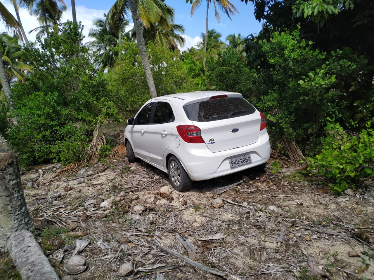 Carro roubado em Santa Cruz Cabrália é encontrado abandonado em Belmonte.