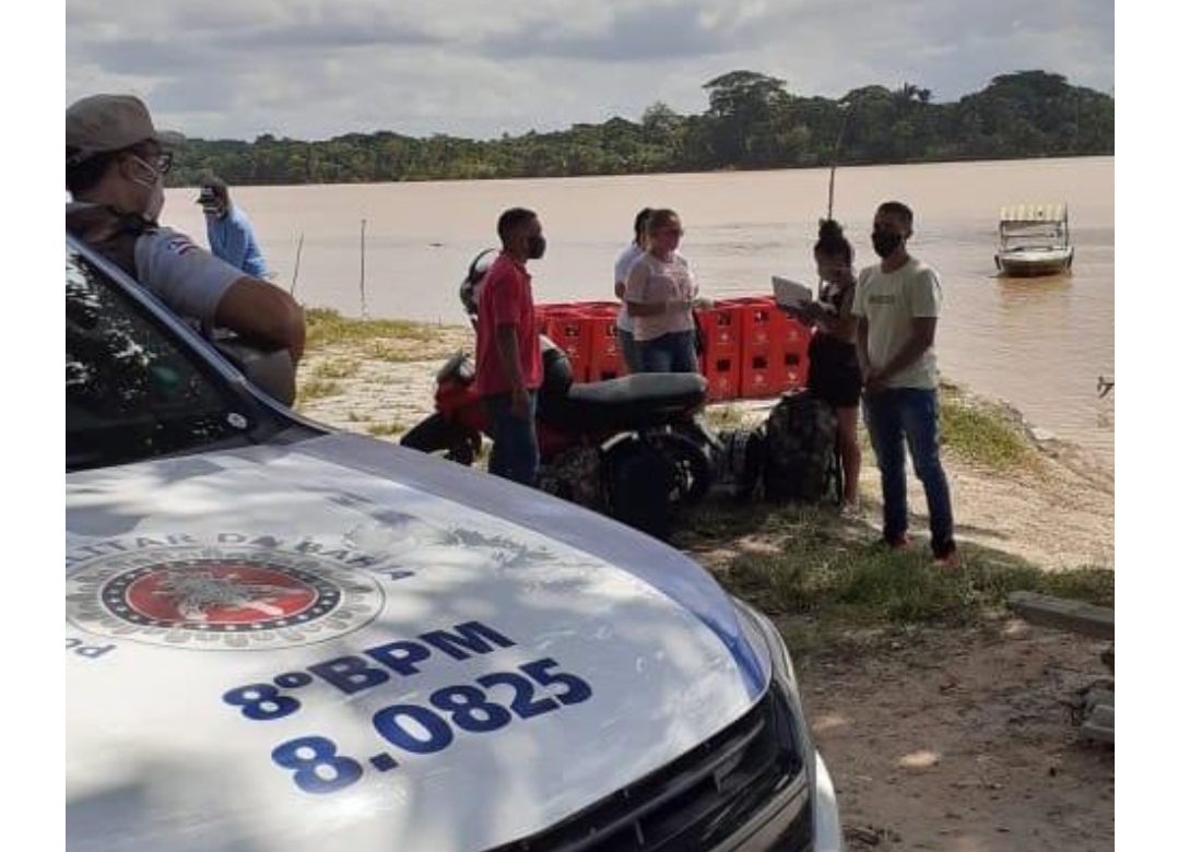 Lancheiros são autuados em Belmonte por transportar passageiros pelo Rio Jequitinhonha.