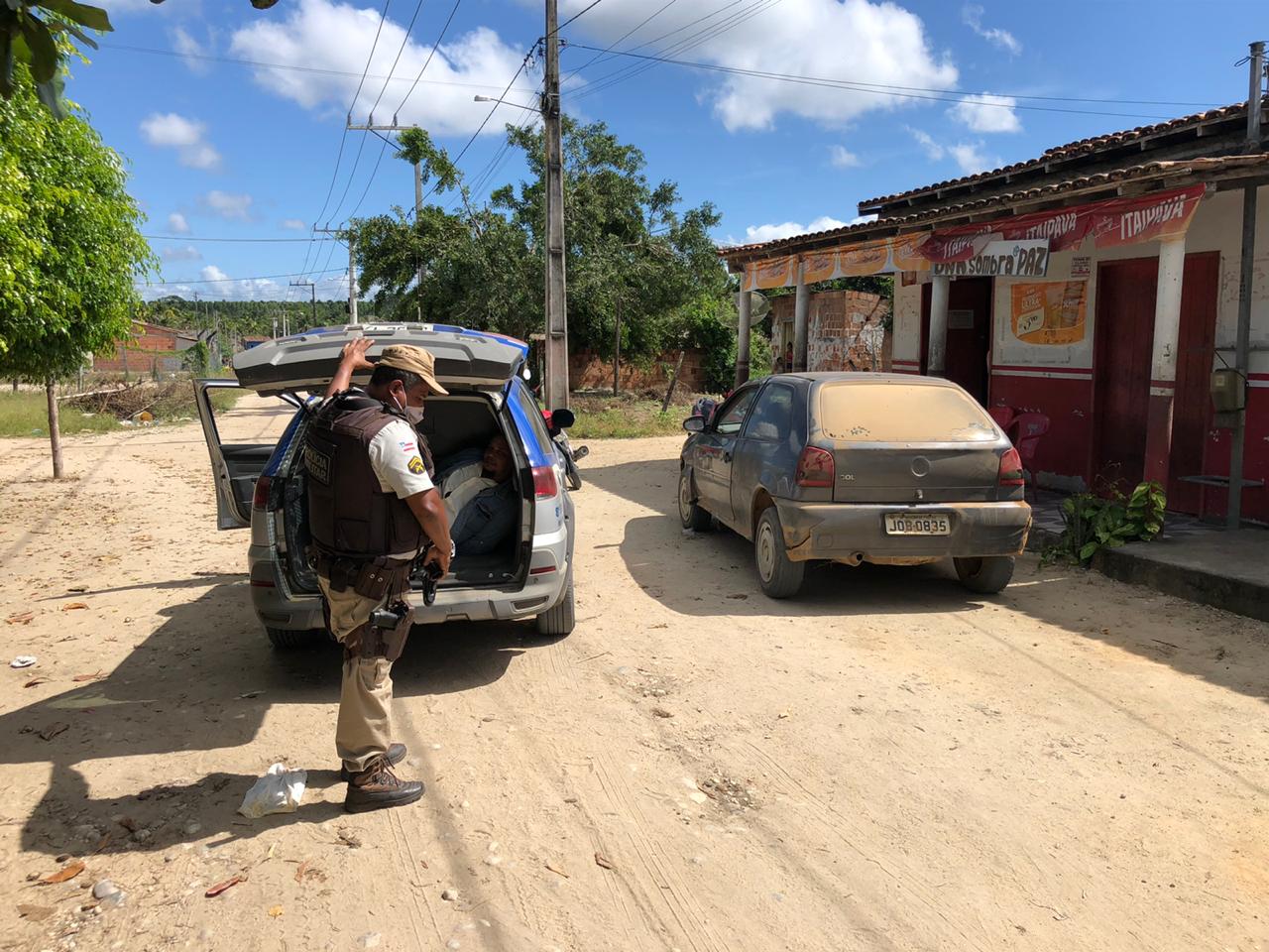 PM prende acusado de tentativa de homicídio e roubo de veículo na zona rural de Belmonte.