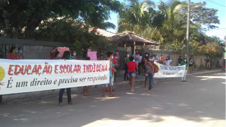 Servidores da educação demitidos pedem retorno de contratos em Cabrália.