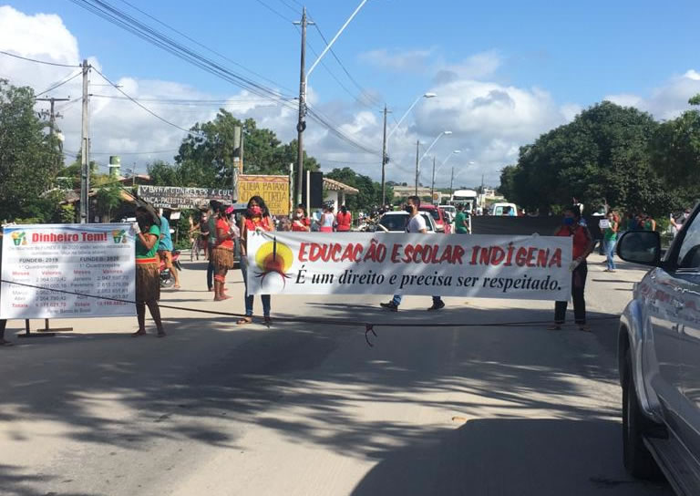 Servidores da Educação Indígena demitidos fecham BR-367 em Cabrália.