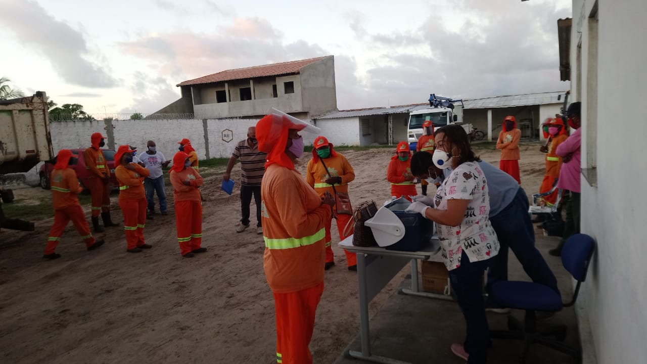 Servidores da limpeza são imunizados contra a Hepatite e Influenza H1N1.