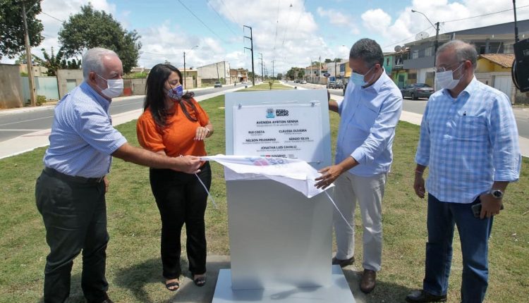 Governador entrega ruas pavimentadas e autoriza ampliação do hospital de Porto Seguro.