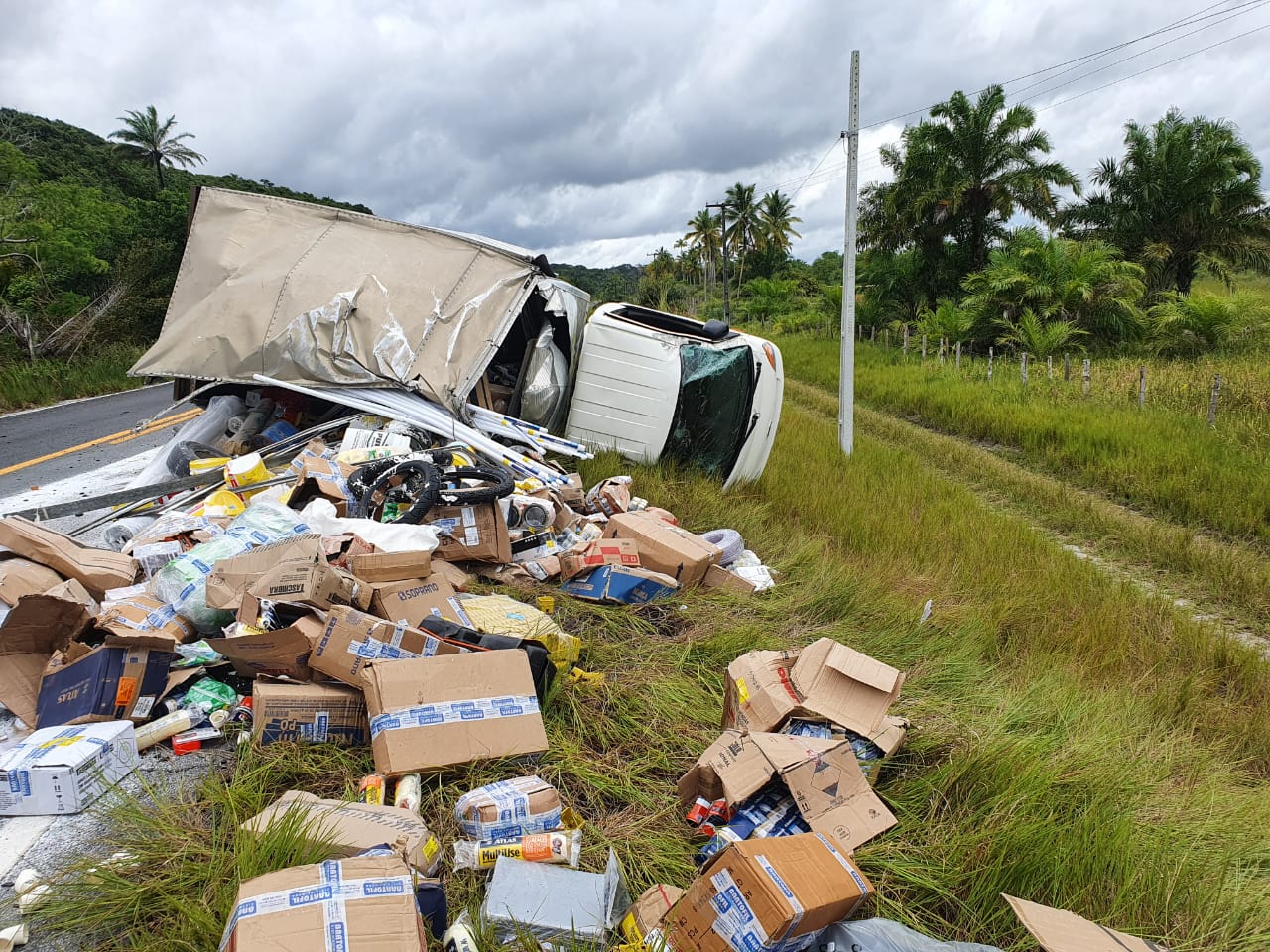 Caminhão de carga tomba próximo ao distrito de Mogiquiçaba.