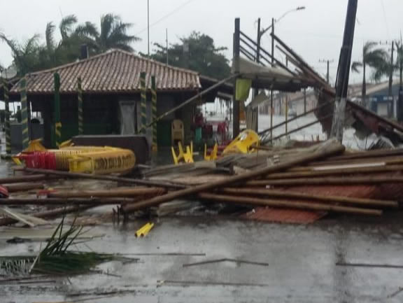 Ciclone arrasa a Praça do Relógio e danifica supermercado em Porto Seguro.