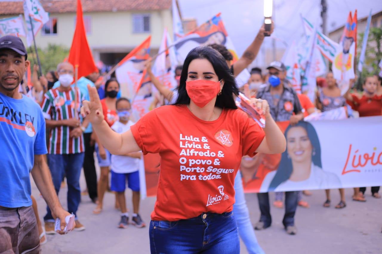 Lívia Bittencourt retira candidatura para apoiar Udurico Júnior em Porto Seguro.