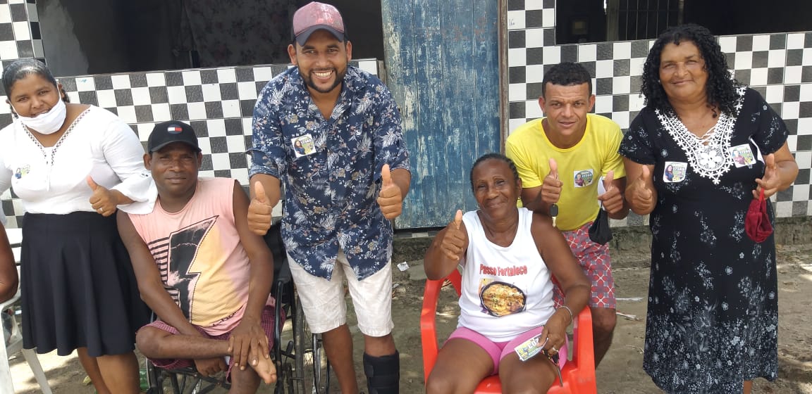 Candidato Alex Santos cumpre agenda de domingo no bairro da Biela.