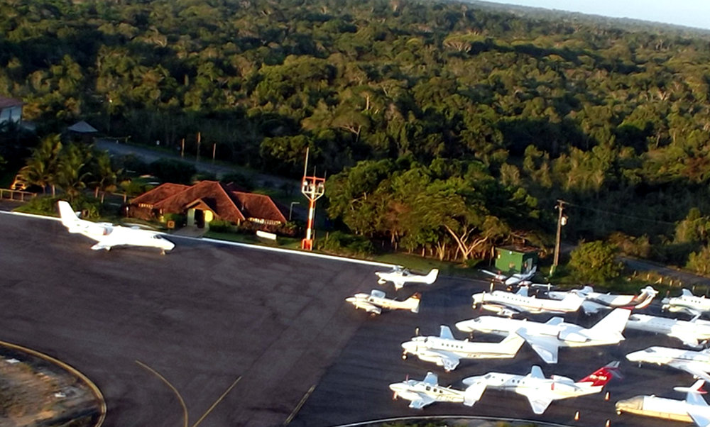 Congestionamento de jatinhos leva caos a aeroporto em Trancoso.