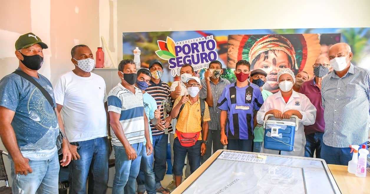 Coveiros são vacinados contra o COVID-19 em Porto Seguro.